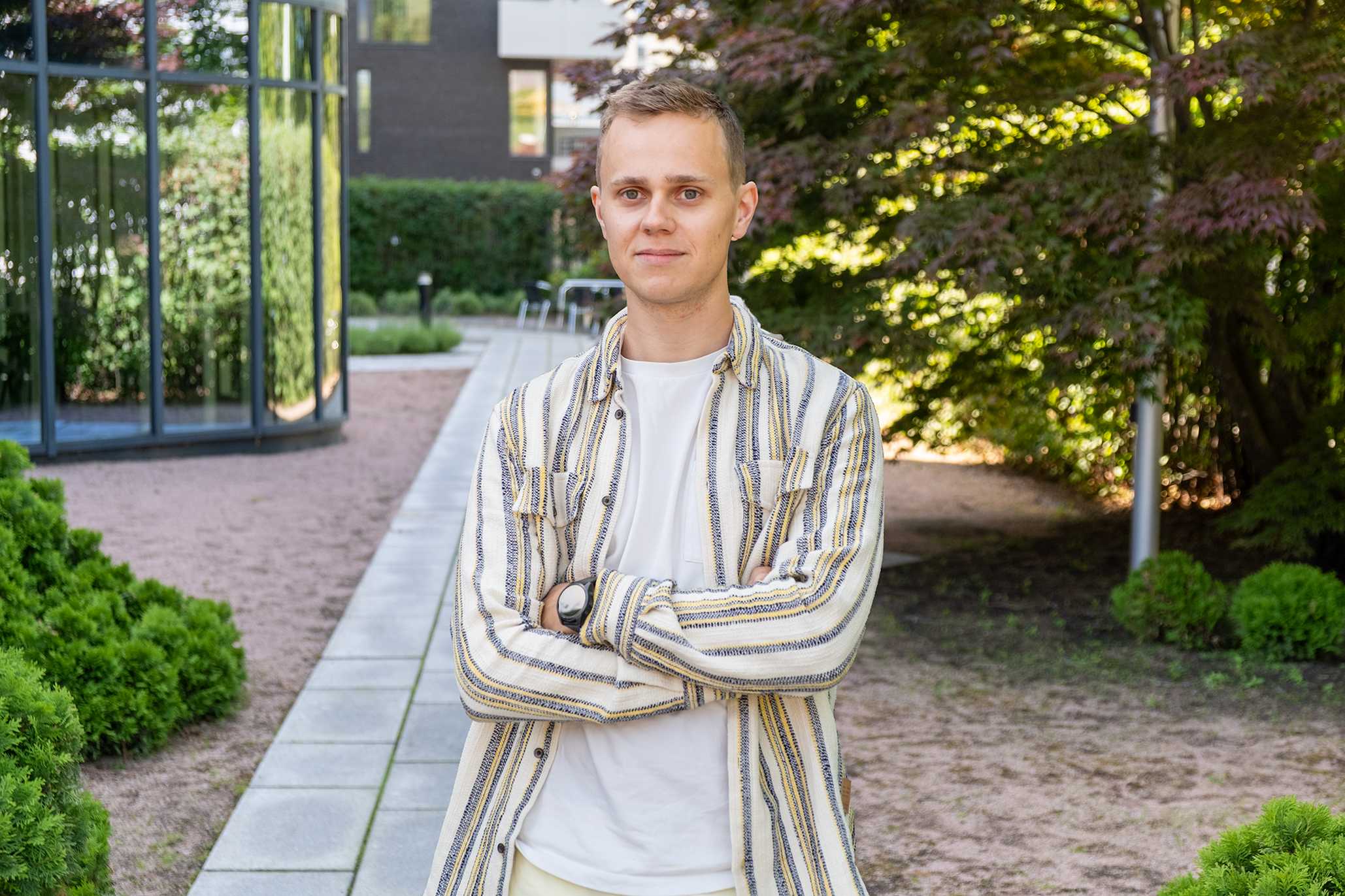 Mann med armene i kryss