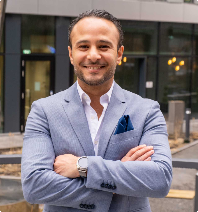 smilende mann med armene i kryss